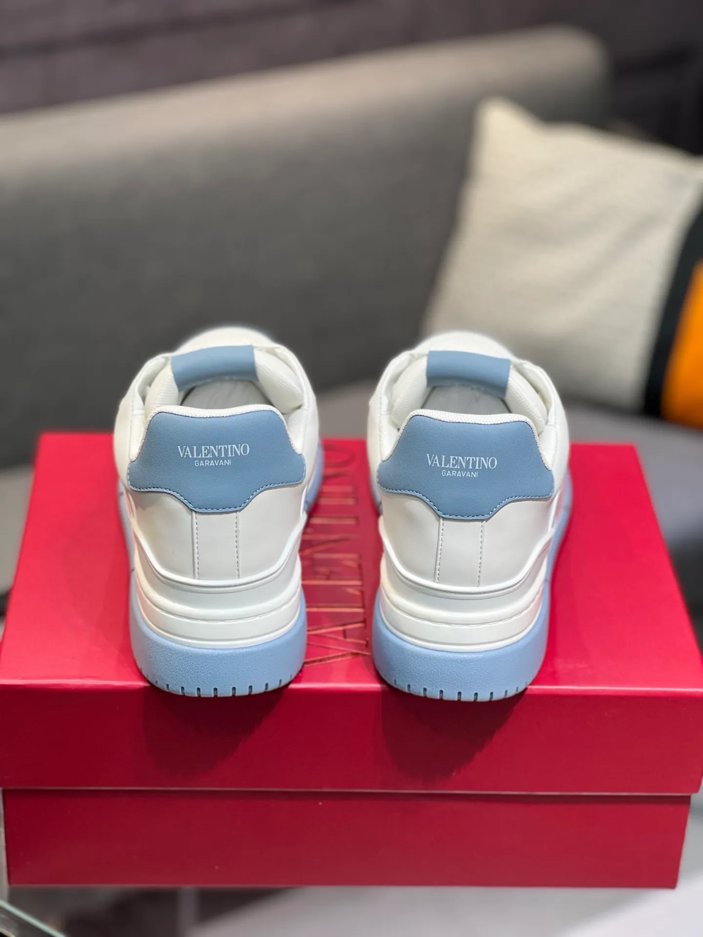 Men's Men's Shoes 💰660 Valentino 2023 early autumn new star shoes are now online! Wang Hedi and Ren Jialun have been worn by many celebrities. Who can refuse the same couple shoes as Wang Hedi! The design of Stars Stab My Heart is cool and spicy. The material of the shoes is cowhide, and every color is beautiful! Size 35-40, men’s size 39-44 (women’s 41, men’s 38, 45🉑️customized)